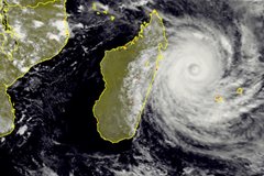 Categorie 3 tropische cycloon Emnati trekt over Madagascar