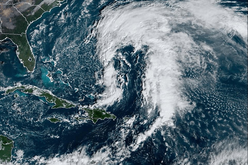 Subtropische storm Nicole zet koers naar Bahama's en Florida