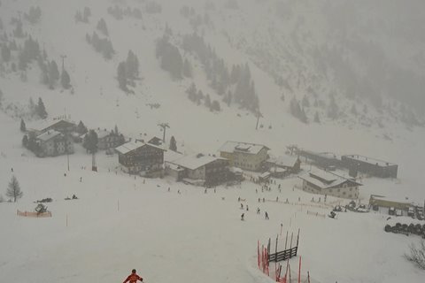 Onstuimig in de Alpen met storm en een sneeuwdump