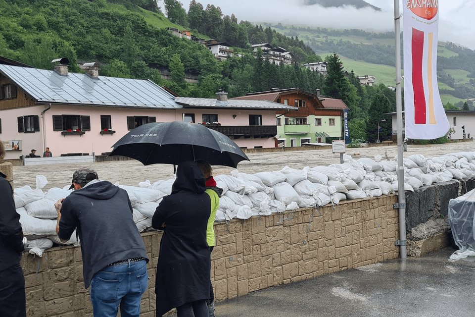Overstromingen door hevige regenval in Alpengebied 