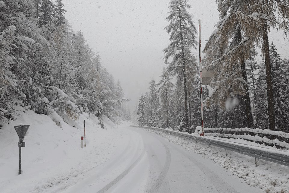 Vroege sneeuwdump onderweg naar de Alpen