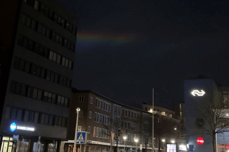 Een maanboog, een regenboog in de nacht