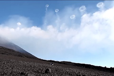 Donutwolken boven vulkaan