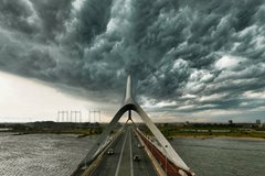 Zaterdag drukkend warm, later kans op onweer