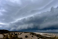 Hevige buien met fraaie wolkenluchten