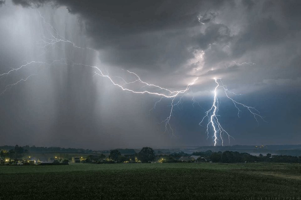 Onweer geruisloos 'boven' Nederland!