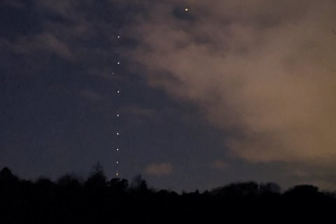 Gezien? Een spoor van lichtjes aan de hemel