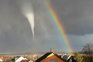 Tornado en regenboog bij Wurzberg