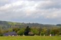 Veel wolken, noorden het natst