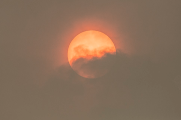 Ophelia kleurt zon en hemel rood en oranje