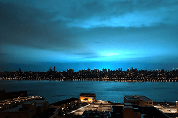 Vreemd blauw licht boven New York