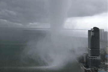 Waterhoos komt aan land in Maleisië