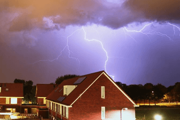 code Oranje: Plaatselijk forse regenval, onweer en zware windstoten