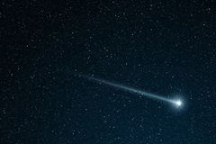 Over vallende sterren, een satelliettrein en een heldere komeet