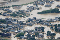 Extreme regenval in Japan: Overstromingen en modderstromen.