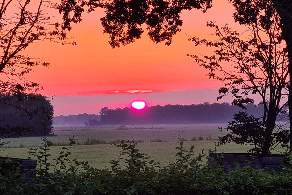 Geniet mee van de kleurrijke zonsopkomst in Oost-Nederland