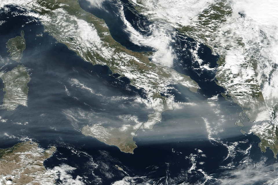 Waar komt die rookpluim boven Zuid-Italië vandaan?