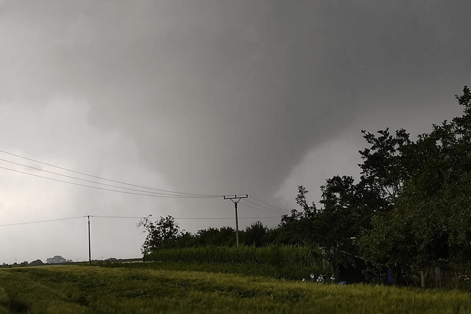 Uitzonderlijk krachtige tornado treft Tsjechië