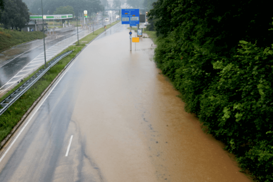 Wateroverlast door zware regenval in Limburg