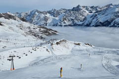 Sneeuw in de Alpen en dicht bij huis